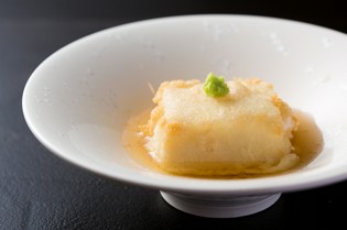 白子のようなクリーミーな食感と白胡麻のコク『揚げ胡麻豆腐』