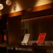 まるでバーのように照明が落とされた店内、対面式のカウンター、飾られたモダンな調度品…。料理同様、店の雰囲気もまた、一般的な日本料理店とは一線を画しています。