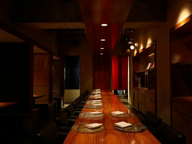 プライベート感あるボックス席、それとも対面式のカウンター？