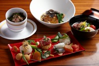 季節の食材を使ったおまかせコース
釜炊きご飯を含むお料理8～9品＋デザート
コースorほうじ茶付
（税サ込）