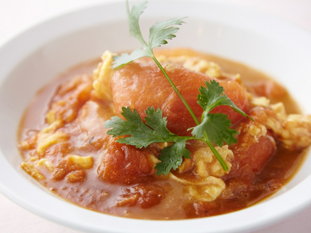 燻製の香りとトマトの酸味が調和する『玉子トマト炒め』