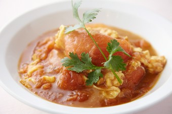 燻製の香りとトマトの酸味が調和する『玉子トマト炒め』