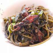 春の定番“ホタルイカのスパゲッティ”
今回はさらにイカスミを加えることにより、さらに海の香りがお口いっぱいに広がります。
