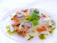 塩、レモン、オリーブオイルのマリネにソースは軽いマスタード風味。素材の味をストレートに味わえます。