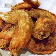 カリッとジューシーな人気の手羽先です