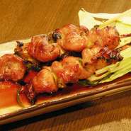 せせりでニンニクを巻いてます。人気の一品です