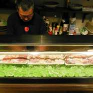 ネタケースには、鮮度抜群のその日オススメのお魚から、こだわりの焼鳥が並びます
