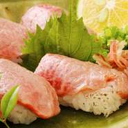 土佐黒毛和牛を 炙り刺し、たたき、にぎり（5貫）等でお召し上がりください。※写真は、ミスジ肉の握り。