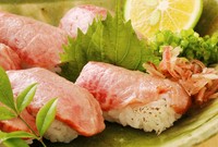 土佐黒毛和牛を 炙り刺し、たたき、にぎり（5貫）等でお召し上がりください。※写真は、ミスジ肉の握り。