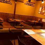 掘り炬燵は12名様迄、カウンターが6席とこじんまりしたお店です。貸切のご相談も承ります。