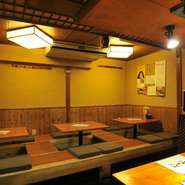 カウンター席とほりごたつ席がある店内は、和の趣が漂う心地よい空間。どの席に座っても料理人の姿が見える、アットホームは雰囲気です。仕事帰りのホッと一息や仲のいい友だちとの宴会にもぴったりな一軒。