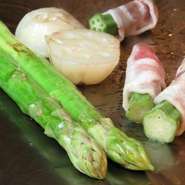 日替わりで入荷する焼き野菜各種、素材の味を活かしてシンプルに焼きます