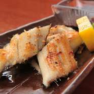 脂ののった穴子を焼き上げた一皿。レモンを搾ってわさびしょうゆでいただくと、得も言われぬおいしさ。