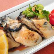 広島かきをはじめ、野菜や魚介類など、季節ごとにさまざまな食材を使った鉄板焼き料理が堪能できます。