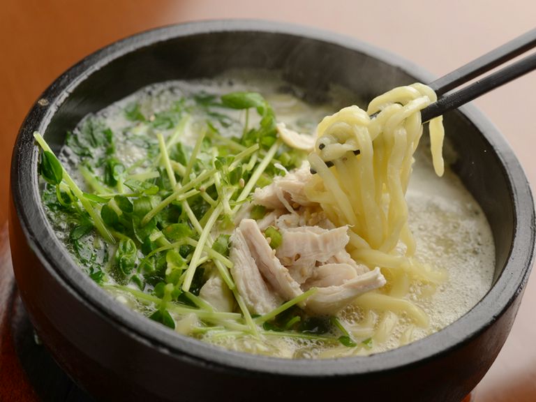 鶏の旨味が溶け込んだスープが、〆におすすめ『石鍋とりそば』