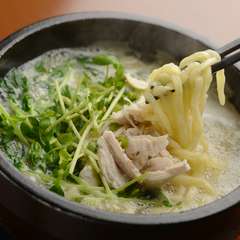 鶏の旨味が溶け込んだスープが、〆におすすめ『石鍋とりそば』