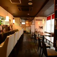 座り心地の良い椅子が置いてあり、長居したくなるカウンター席