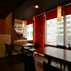 大きな窓で、明るく開放的な雰囲気の店内は、家族連れにも