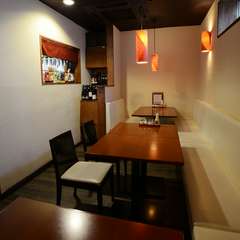 お店の奥には、半個室の空間があり、接待にも理想的です