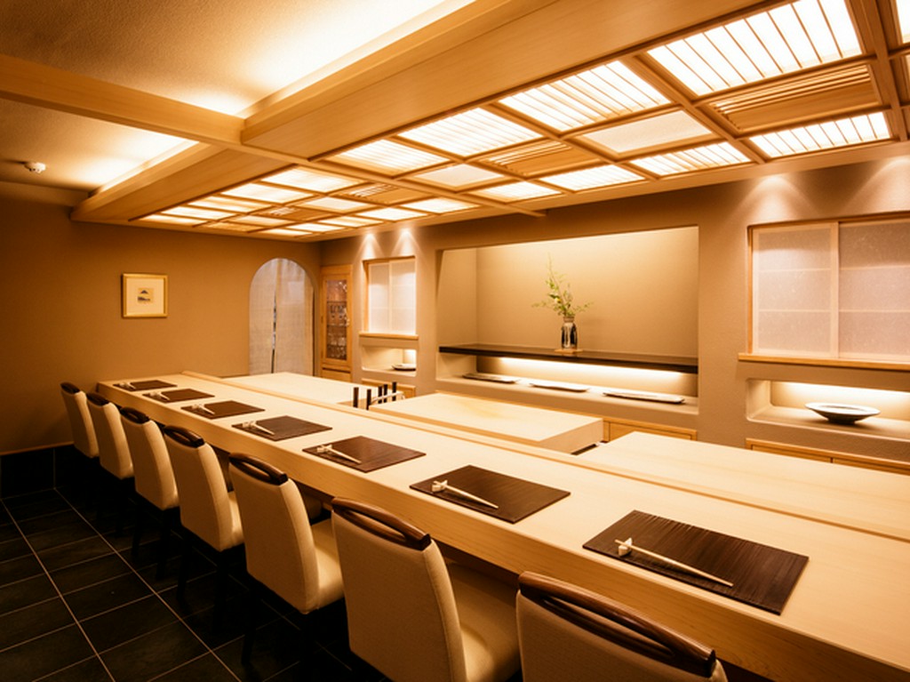 奥田氏の丁寧な仕事を目の前で鑑賞できるカウンターは特等席