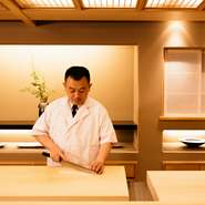 店主、奥田透氏のこだわりは、季節を大切に食材の持つ本来の滋味を引き出すこと。そのために最低限の仕事を施し、最高の料理を仕立ててくれます。無駄のない仕事こそ氏の真骨頂です。