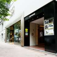 数寄屋橋交差点から徒歩1～2分。銀座の一等地にあるビルの4階に暖簾を掲げ、世界中の美食家が訪れます。
