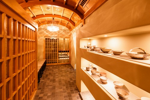 美術品として価値のある器のディスプレイも