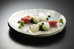 大間の本マグロなど、氏が目利きした鮮魚を惜しみなく