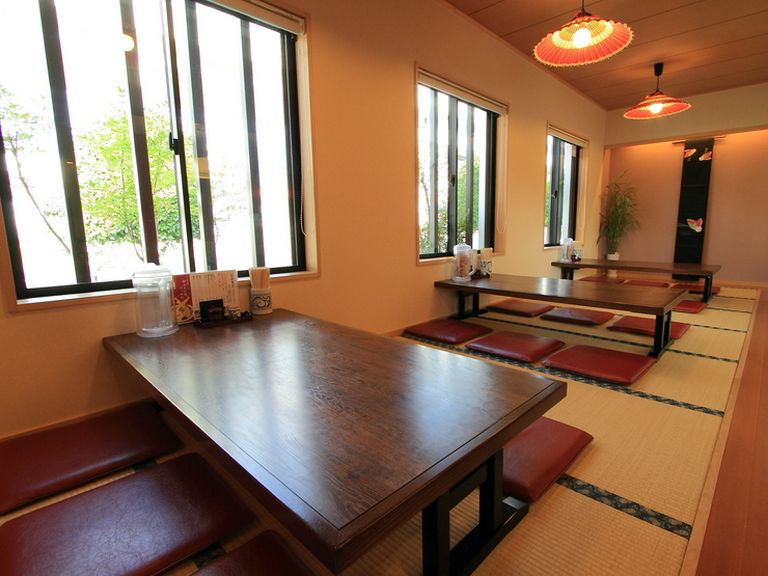 お子様連れにも最適な、ゆったり広めのお座敷席