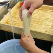 大将がこだわりの小麦粉を使って仕上げた自家製麺は、もっちりとしているだけでなく、ふんわり軽やかな口当たりも持ち合わせています。水で冷やしてしめてもプリッと食べられ、釜あげにすれば優しい食感です。