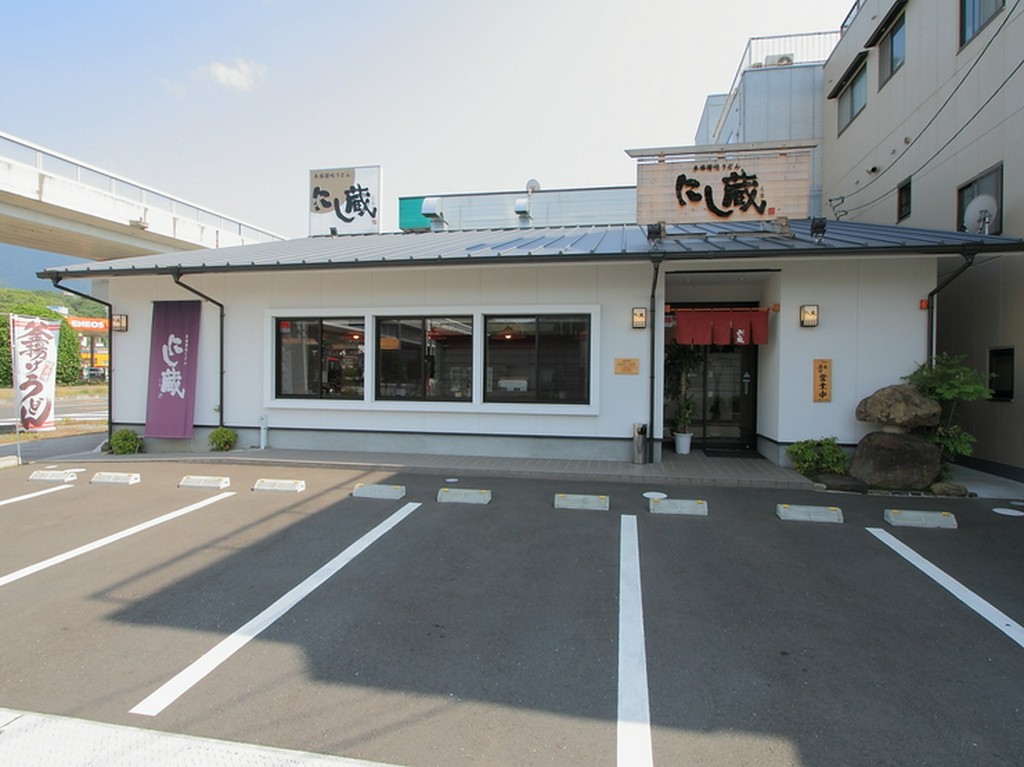 宇和島市総合体育館と市役所の中間地点にあるお店です