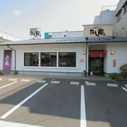 一人でも入りやすいお店は「宇和島道路」沿い。宇和島坂下津インターチェンジから宇和島朝日インターチェンジ方面に向かうと左手に見えてきます。駐車場はたっぷり10台停車可能なので、車で向かうととても便利です。