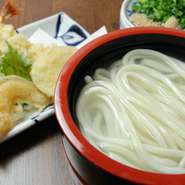 絶妙な歯ごたえのうどんと、さっくり軽い天ぷらが、優しい旨みのハーモニーを作り出しています。