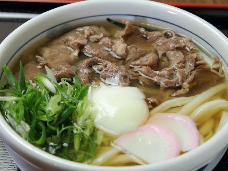 甘辛く煮たお肉と濃厚な玉子が食欲をそそる『肉(温玉入り)』