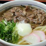 あっさり香りがいいお出汁と、甘く煮つけた牛肉、ごぼうとのバランスは食べ応えがあり、男性にもおすすめ。