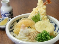 かつおだしの優しい旨味がたまらない冷たい出汁をかけていただきます。暑い夏にも最適なメニューです。