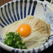 大将が色々な種類を食べ比べして一番美味しかった厳選醤油をかけて。うどんと玉子の旨味を引き立てます。