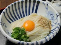 大将が色々な種類を食べ比べして一番美味しかった厳選醤油をかけて。うどんと玉子の旨味を引き立てます。
