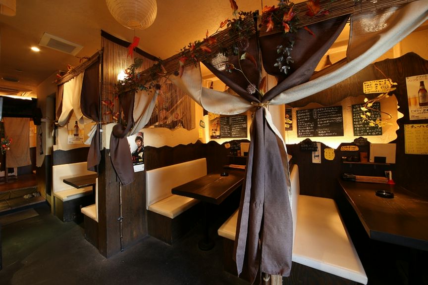 カーテンで仕切られた半個室のテーブル席もあります