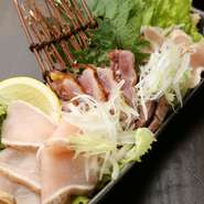 宮崎の山岳地鶏のモモとヒナ肉のササミ、ハネミをタタキに。鮮度の良さと各部位の違いをお楽しみください。