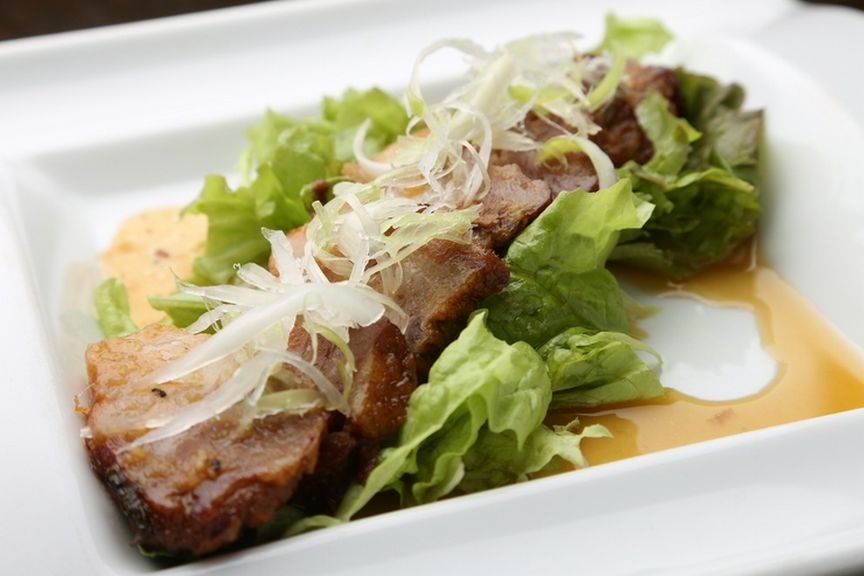 じっくり煮込んだ後に香ばしさを加えた『炙りトロチャーシュー』