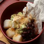 白玉に抹茶アイスとあずきをトッピング。食後のデザートにどうぞ。