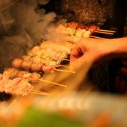 鶏肉は、千葉県柏産の地養鶏。柔らかく旨みがあります。有名銘柄でも肉の硬い鶏だと、若い人にはよくても年配の人には食べにくい。どんな方でもおいしく食べられるものを選びます。