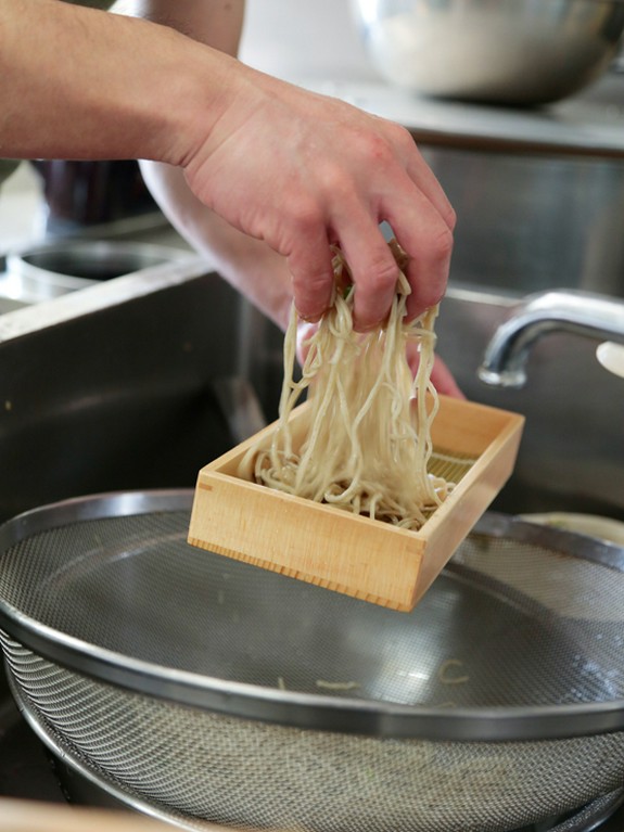 自慢のそばは店内でそばの実を挽き、打ち立てを提供