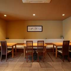 ブルースがかかった落ち着いた雰囲気の中で大人のデートを