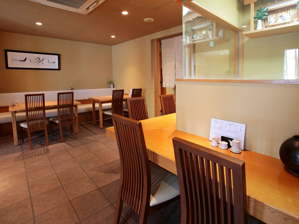 カウンター席があるのでひとりでも気軽に食事ができます