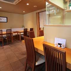 カウンター席があるのでひとりでも気軽に食事ができます