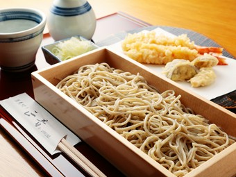 大きなエビ天が贅沢に堪能できる『車海老天もり』