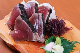 藁独特の風味がある看板メニュー『わら焼きかつおのたたき』
