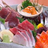 さっと炙り焼きする食材は、その日の旬を意識して仕入れています。定番の「紅富士（あかふじ）」は富士の湧水で育った絶品ニジマスブランド。食材はすべて自然の味を堪能できるものを選んでいます。